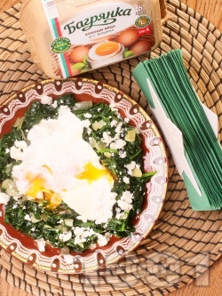 Забулени яйца на тиган със задушен спанак, сирене и яйца Багрянка - снимка на рецептата